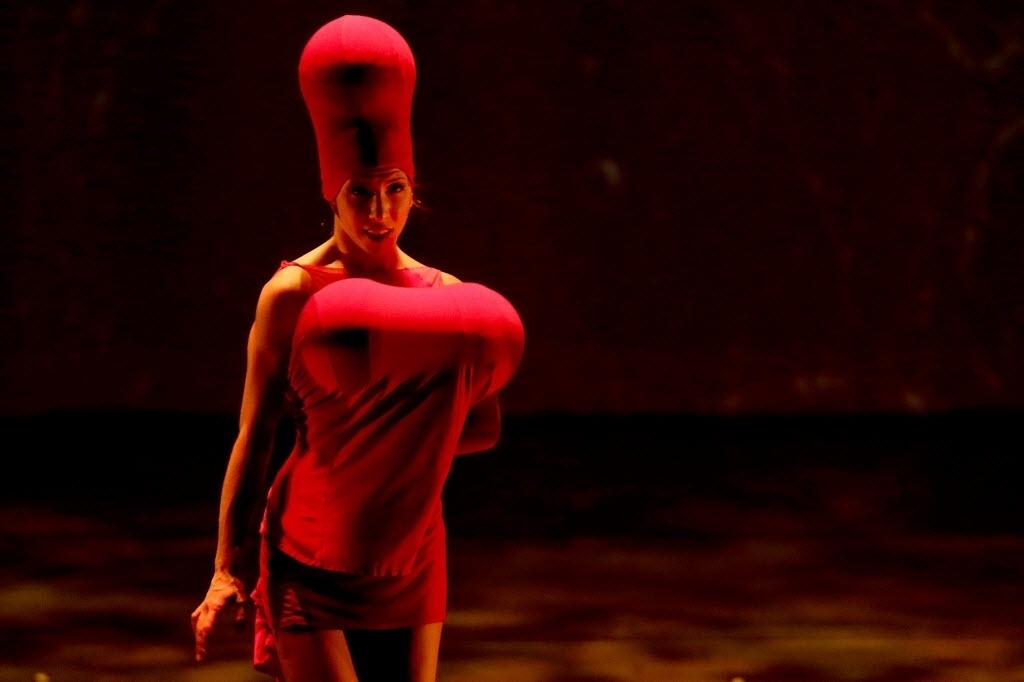 16.set.2014 - Em turnê pelo Brasil, a companhia norte-americana Momix se apresenta no Teatro Alfa, na zona sul de São Paulo, na noite desta terça-feira, com o espetáculo de dança "Alchemia" - Flavio Florido/UOL
