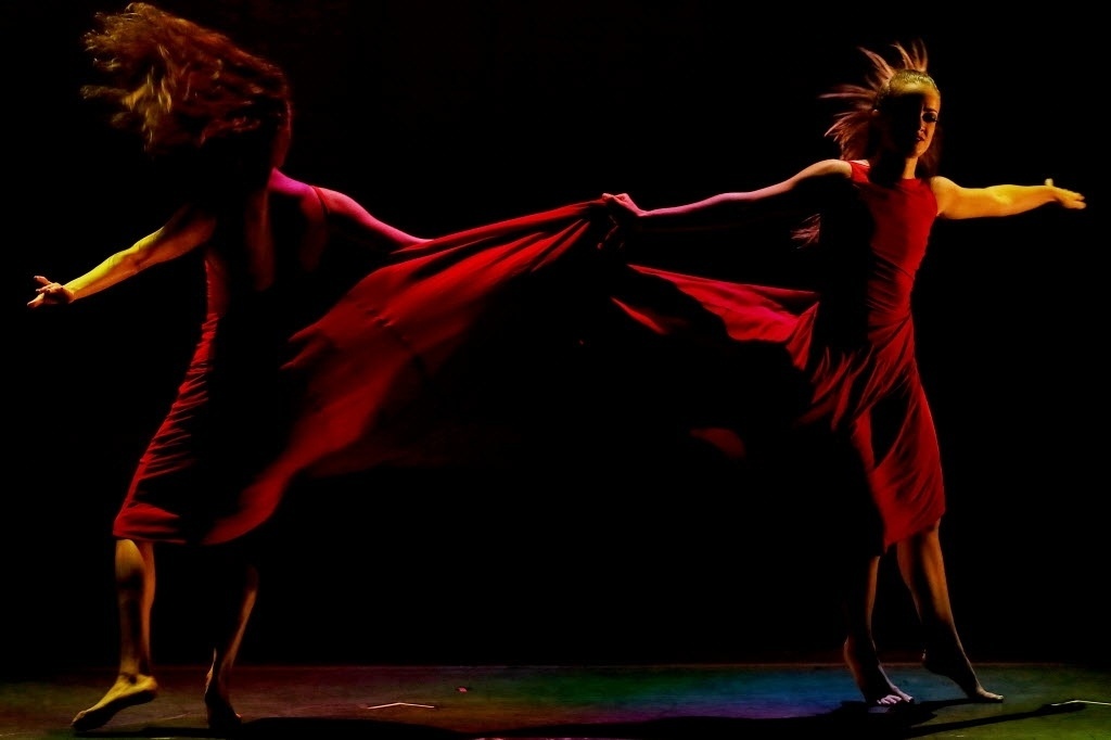 16.set.2014 - Em turnê pelo Brasil, a companhia norte-americana Momix se apresenta no Teatro Alfa, na zona sul de São Paulo, na noite desta terça-feira, com o espetáculo de dança "Alchemia" - Flavio Florido/UOL