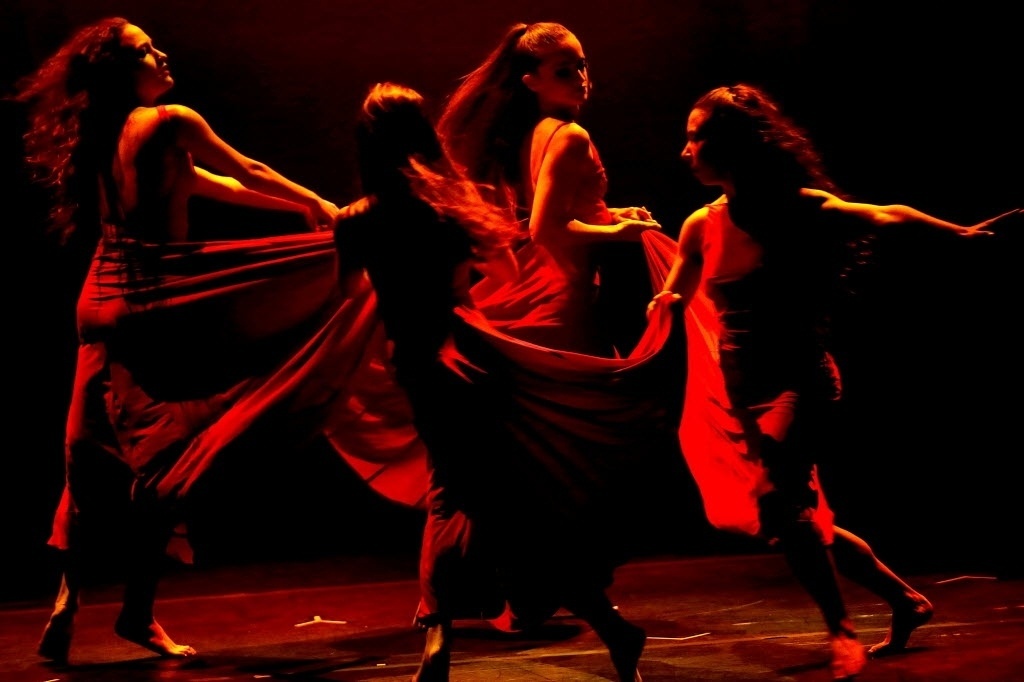 16.set.2014 - Em turnê pelo Brasil, a companhia norte-americana Momix se apresenta no Teatro Alfa, na zona sul de São Paulo, na noite desta terça-feira, com o espetáculo de dança "Alchemia" - Flavio Florido/UOL