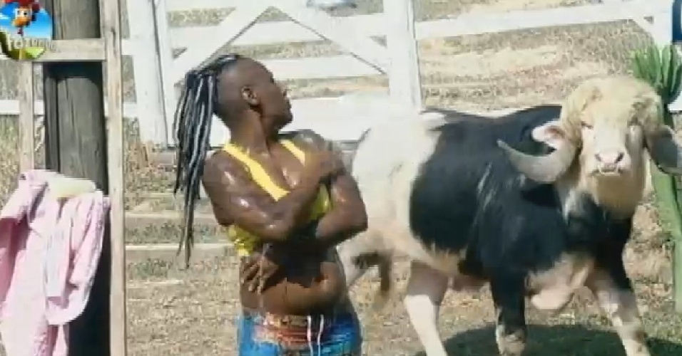 17.set2014 - A cantora Pepê toma banho e fica preocupada com o búfalo