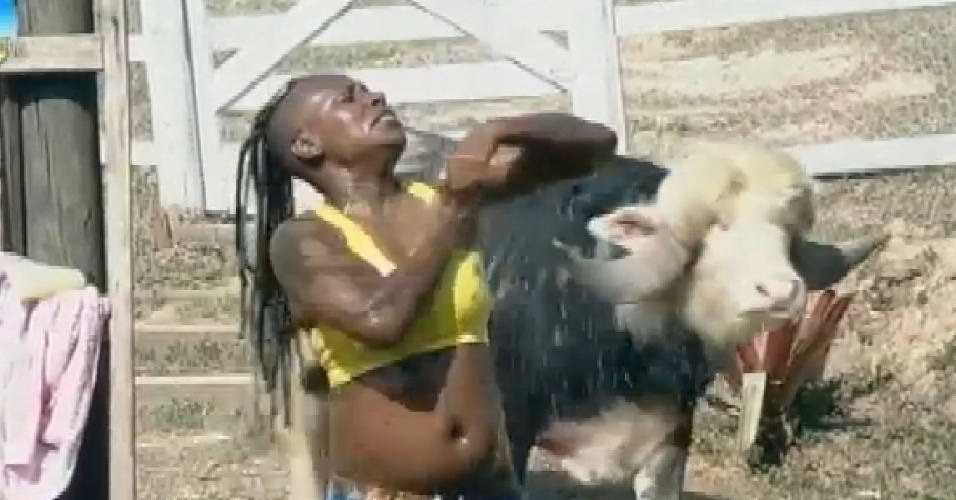 17.set.2014 - A cantora Pepê toma banho e fica preocupada com o búfalo
