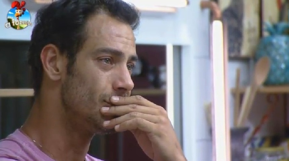 17.set.2014 - Diego Cristo e Marlos Cruz conversam no meio da madrugada desta quarta-feira e começam a chorar por seus respectivos filhos