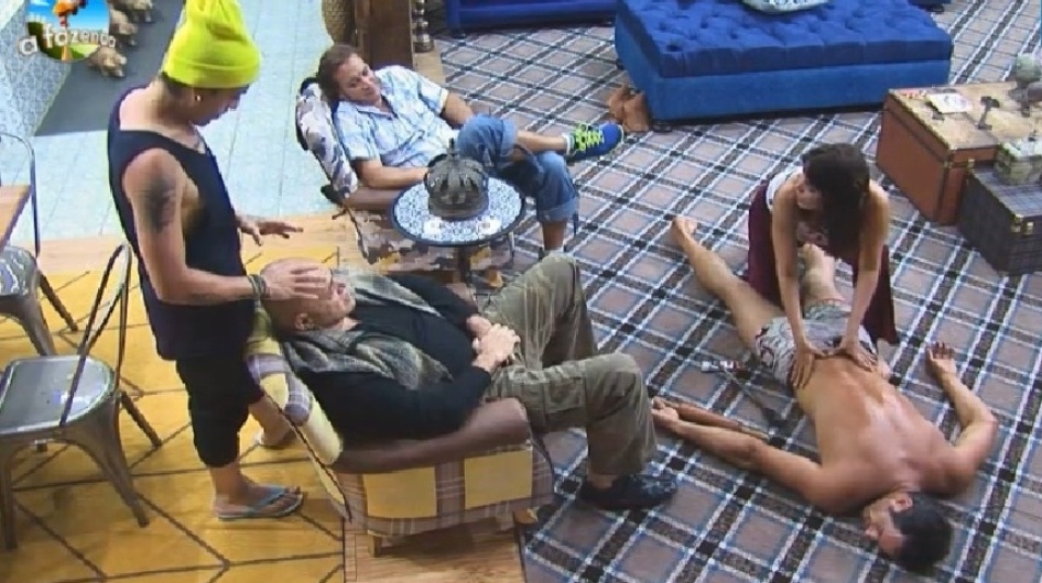 17.set.2014 - Diego Cristo reclama de dores nas costas e Heloísa Faissol ajuda o peão fazendo massagem em suas costas