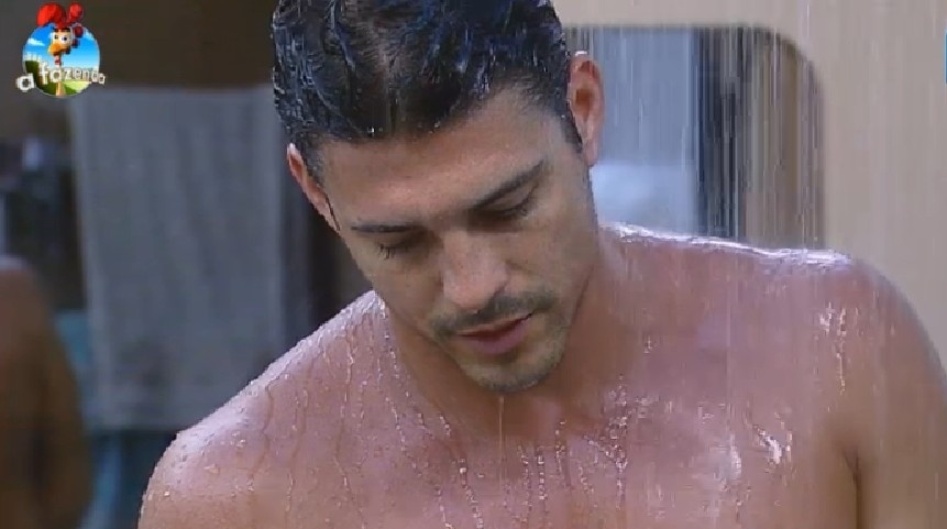 17.set.2014 - O ator Marlos Cruz toma banho na madrugada desta quarta-feira, em "A Fazenda 7"