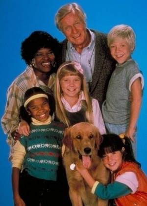 George Gaynes (ao centro) com o elenco da série "Punk, a Levada da Breca" - Divulgação - Divulgação