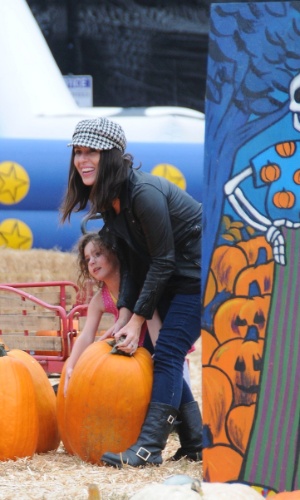 No dia das Bruxas, Soleil se diverte com abóboras com a filha no West Hollywood, na Califórnia em outubro de 2012