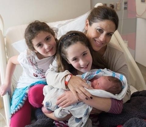 Soleil Moon Frye posa com as filhas, Poet e Jagger, em visita das pequenas ao caçula Lyric, na maternidade