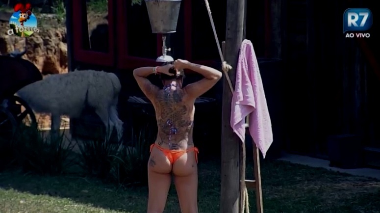18.set.2014 - Cristina Mortágua exibe tatuagem de dragão chinês nas costas durante banho em "A Fazenda 7"