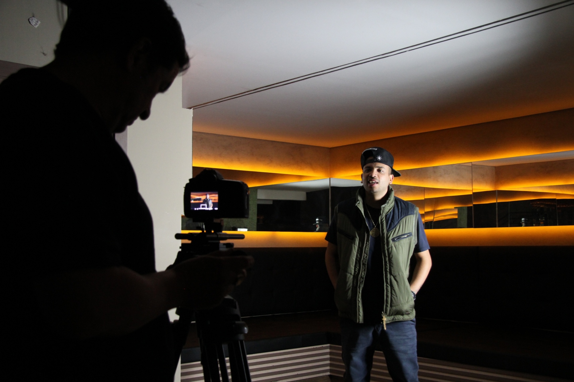 18.set.2014 - Rapper Projota gravou na tarde de terça (16) o videoclipe da música "Enquanto Você Dormia". As cenas foram rodadas em São Paulo e o lançamento do clipe está previsto para o final de outubro de 2014. - Scalante