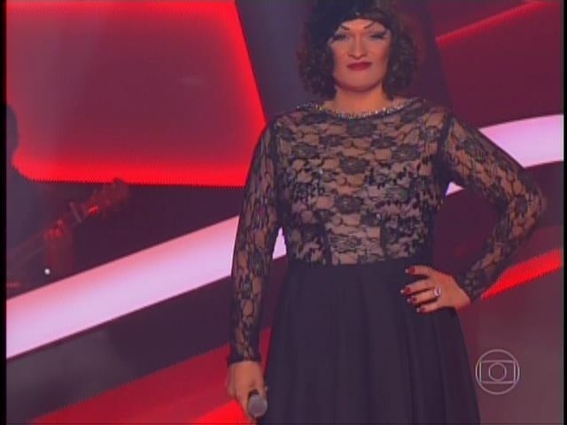 A transformista Deena Love sobe ao palco do "The Voice Brasil". Ela cantou "I'm Calling You" e deixou os jurados impressionados ao virarem a cadeira