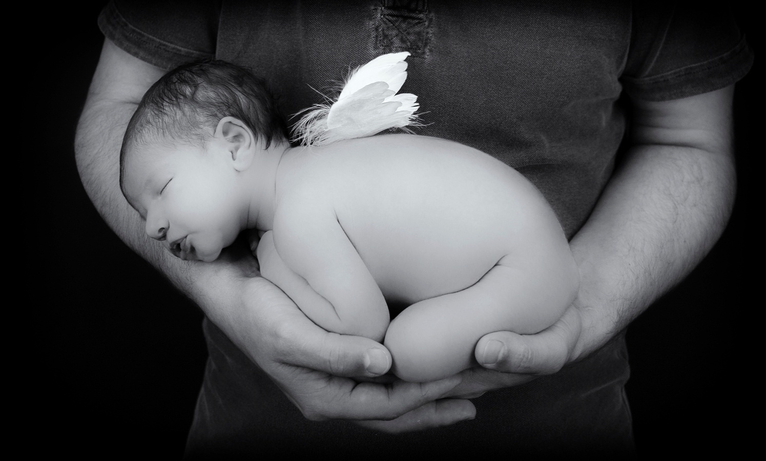 Com acessório simples, que é uma asa de anjo, a foto já ganha um tom mais poético. Os acessórios costumam ser levados pelos fotógrafos e a família escolhe o que quer no ensaio - Marcelo Gonzales/Divulgação
