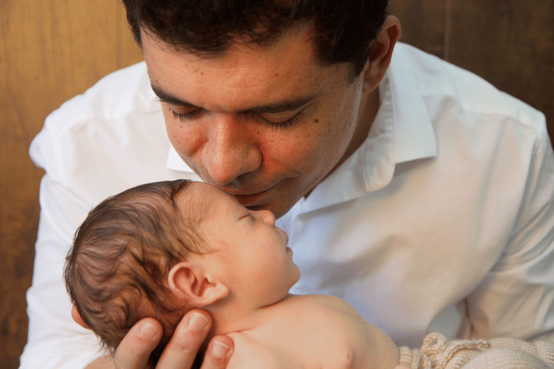 A interação com o filho, o toque e o beijo costumam ficar poéticos nas fotos. "o que mais importa neste momento é a troca de olhares, o carinho, o beijo do pai, o fechar os olhos, o abrir os olhos", diz a fotógrafa Gisele Fap - Gisele Fap/Divulgação