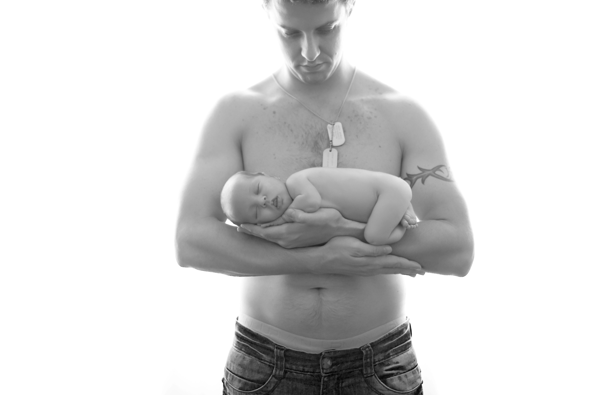 Poses em que o bebê fica apoiado nos braços, como aparece na foto, precisam de cuidado. "É necessário que a equipe seja treinada para essas situações, pois a segurança da criança deve estar em primeiro lugar", afirma Eileen - Eileen Parker/Divulgação