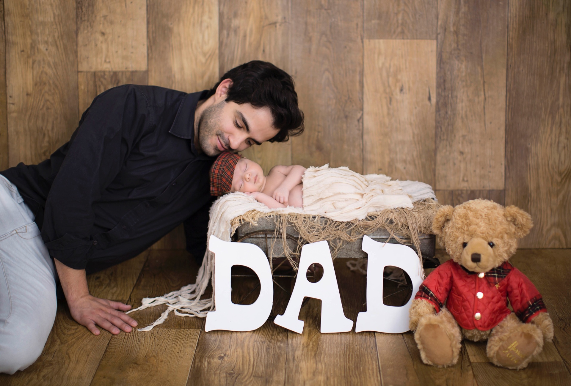 Para fazer essa foto, a fotógrafa Eileen Parker montou um cenário com cesto, urso e um letreiro. "Uso acessórios próprios, mas também peço para os pais levarem objetos que têm a ver com a família", diz - Eileen Parker/Divulgação