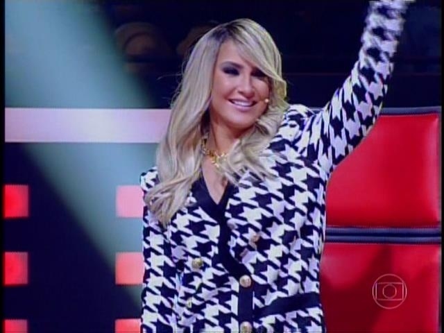 Claudia Leitte cumprimenta o público na estreia do "The Voice Brasil"