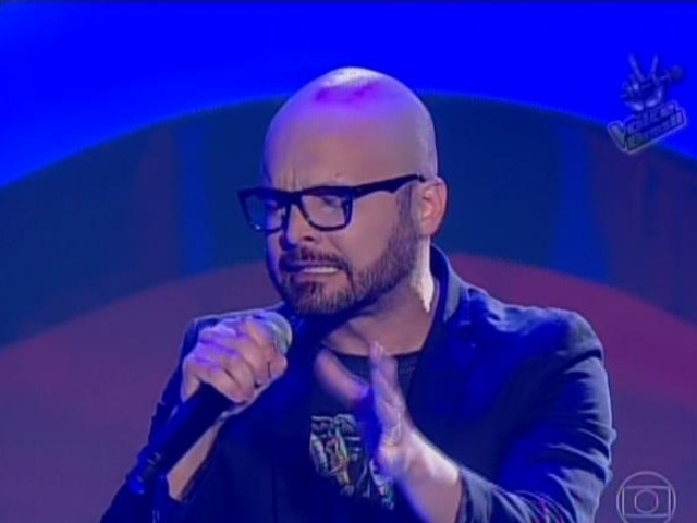 Dudu Fileti, que participou do "The Voice" em  2013, ganhou uma nova chance e cantou "Tente Outra Vez"