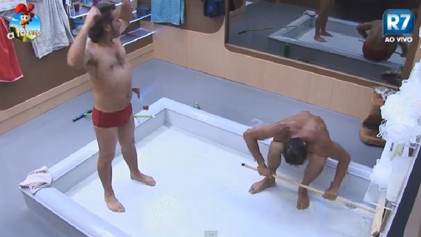 Roy Rossello e Diego Cristo fazem a faxina do banheiro