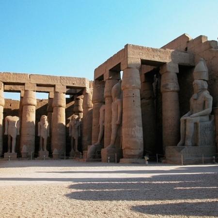 Luxor (Egito): Cortada em duas pelo rio Nilo, tem na margem ocidental uma das mais importantes necrópoles, como o túmulo de Tutancâmon Luxor (Egito): Cortada em duas pelo rio Nilo, tem na margem ocidental uma das mais importantes necrópoles, como o túmulo de Tutancâmon