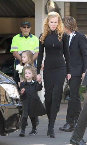 19.set.2014 - De mãos dadas com a filha Faith, Nicole Kidman chega para o velório de seu pai