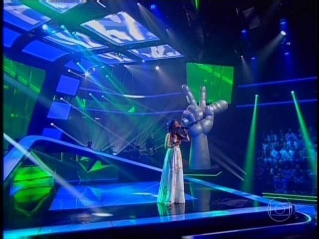 Carla Casarim sobe ao palco para interpretar a canção "Verde". A jovem de Londrina conquistou Daniel, que apertou o botão e virou a cadeira para ela