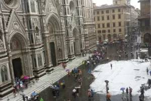Chuva de granizo atingiu monumentos da cidade de Florença; na foto a catedral da cidade - Reprodução/Twitter