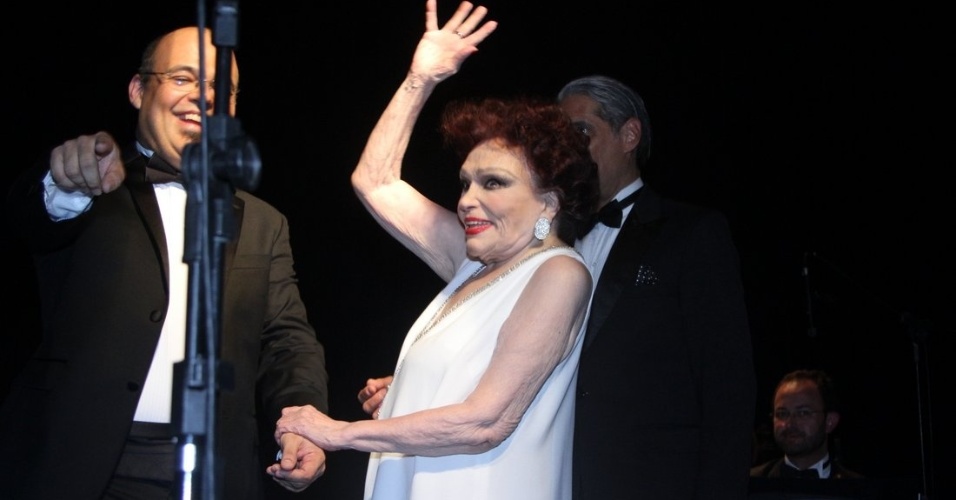 19.set.2014 - Aos 92 anos, Bibi Ferreira apresenta seu show com clássicos de Frank Sinatra, no Teatro Renaissance, nos Jardins