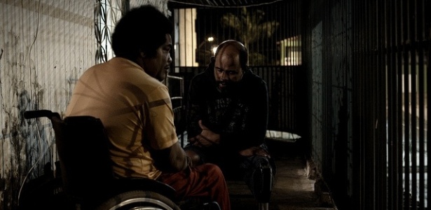 O filme narra a história de dois amigos da Ceilândia, um amputado de uma perna, e o outro, paraplégico, após o truculento ataque policial em uma festa na periferia - Divulgação