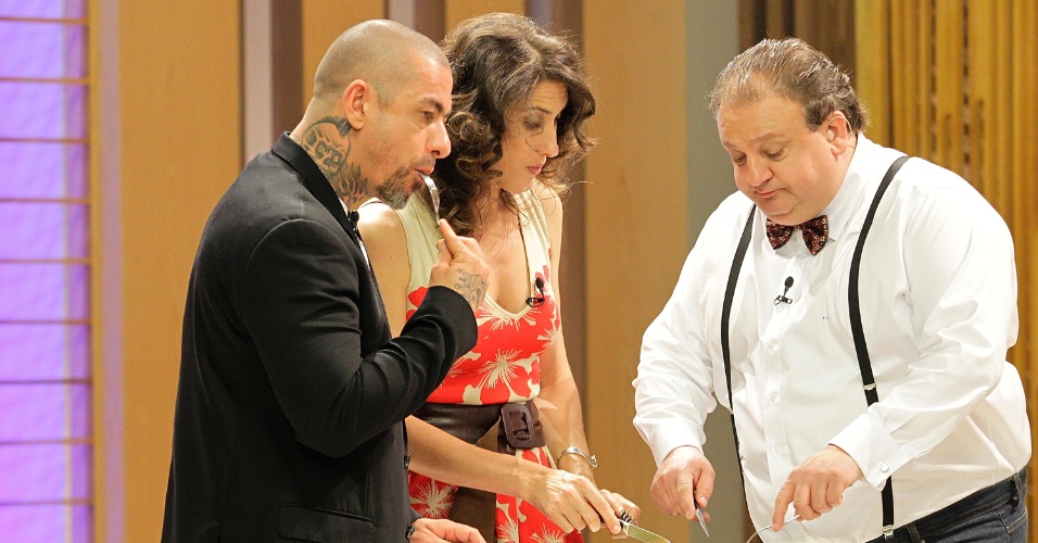 12.set.2014 - Os jurados Henrique Fogaça, Erick Jacquin e a argentina Paola Carosella provam um dos pratos do "Masterchef"