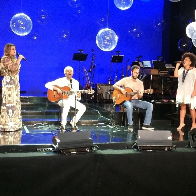 22.set.2014 - Família Gil reunida na gravação do "Globo de Ouro", do Canal Viva