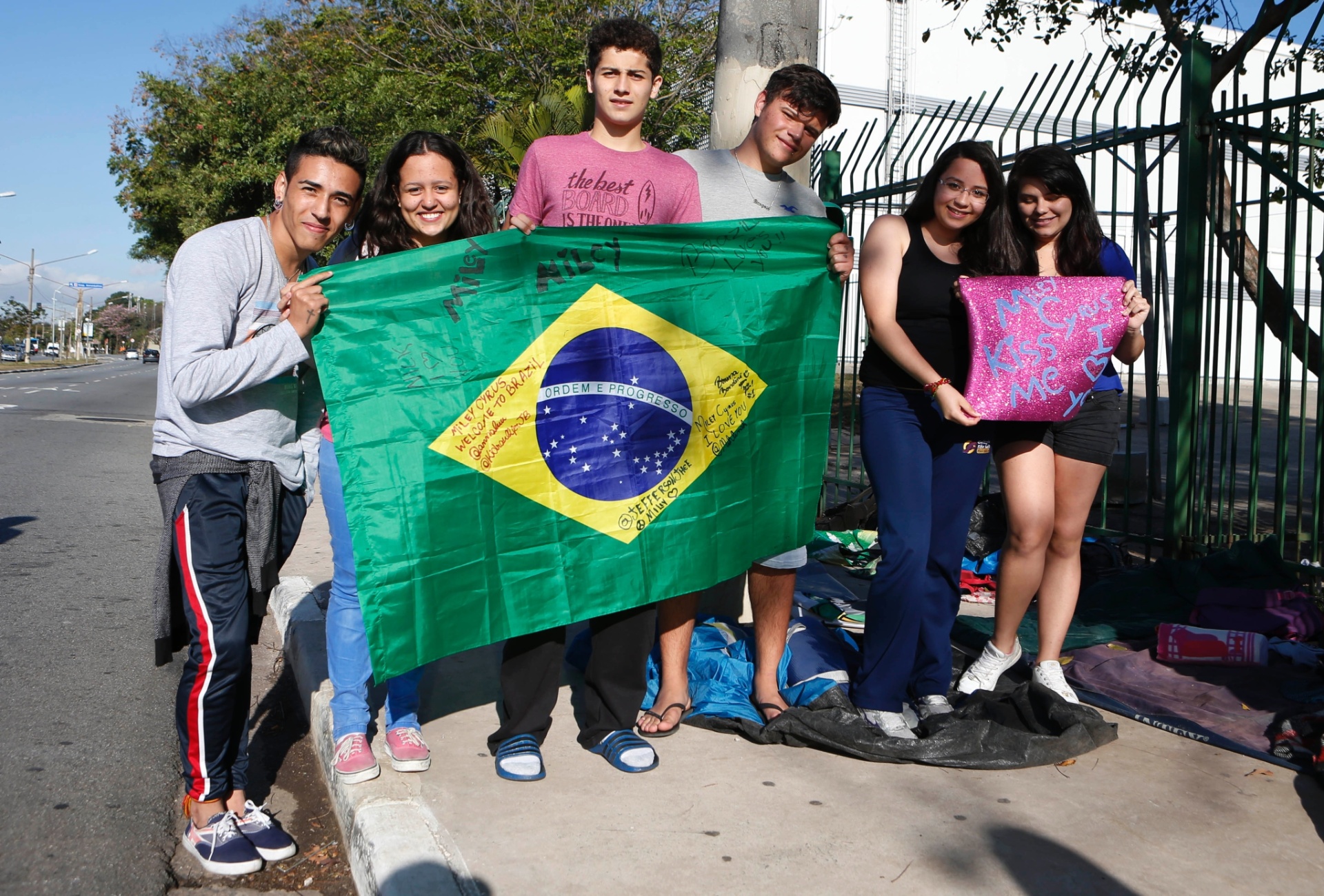 22.set.2014 - Fãs de Miley Cyrus estão na fila em frente ao Anhembi, em São Paulo, desde o dia 18 de agosto - Junior Lago/UOL