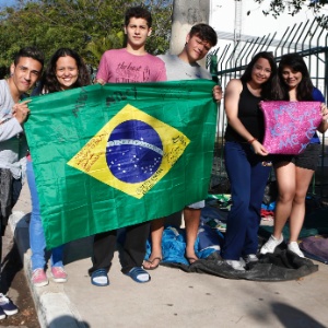 22.set.2014 - Fãs de Miley Cyrus estão na fila em frente ao Anhembi, em São Paulo, desde o dia 18 de agosto - Junior Lago/UOL