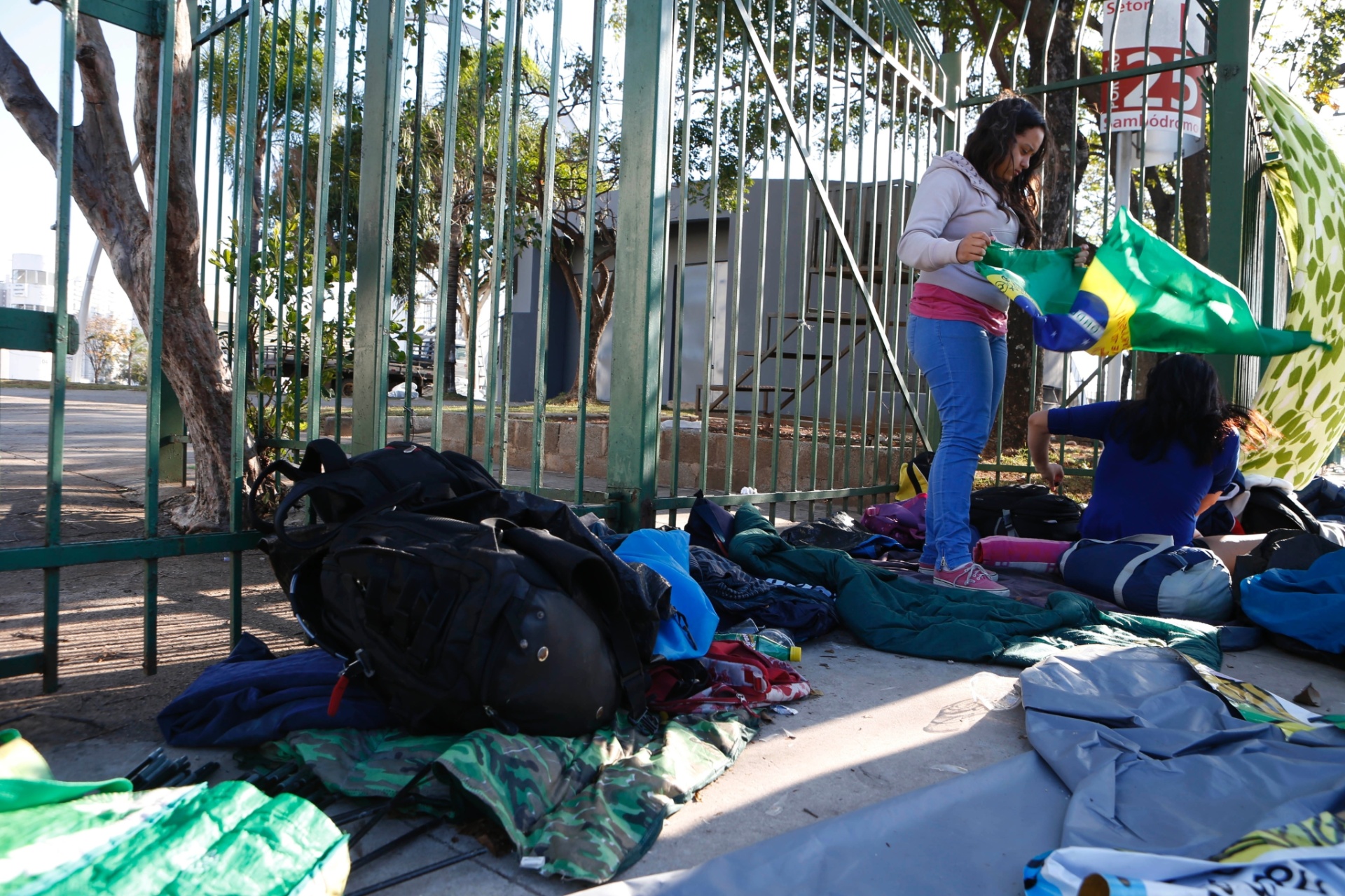 22.set.2014 - Garota estende bandeira do Brasil assinada que será entregue para Miley Cyrus - Junior Lago/UOL