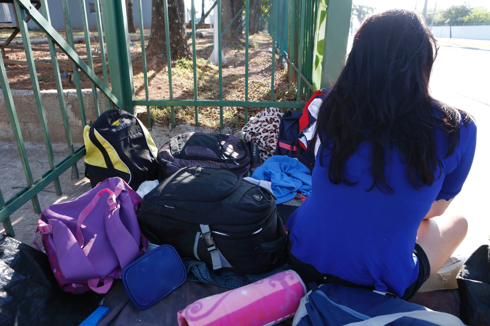 22.set.2014 - Mochilas de fãs de Miley Cyrus ficam espalhadas pela calçada do Anhembi, em São Paulo - Junior Lago/UOL