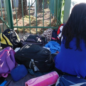 22.set.2014 - Mochilas de fãs de Miley Cyrus ficam espalhadas pela calçada do Anhembi, em São Paulo - Junior Lago/UOL