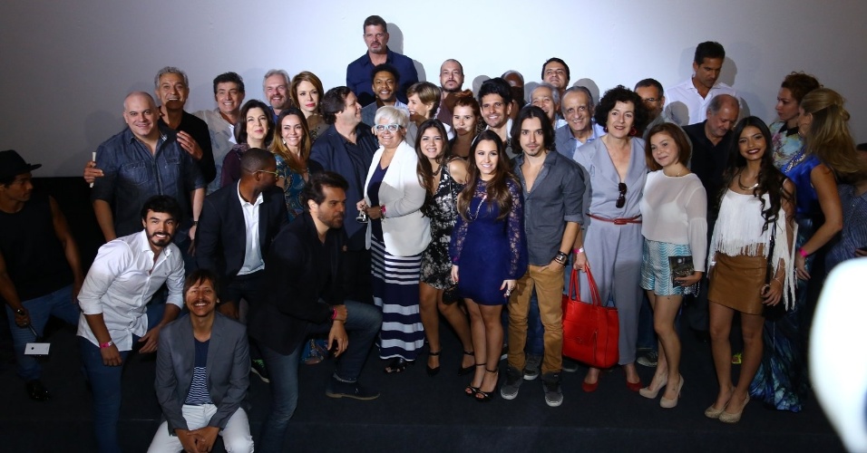 23.set.2014 - Elenco se reúne para foto durante lançamento da nova minissérie da Record, "Plano Alto", no Rio de Janeiro