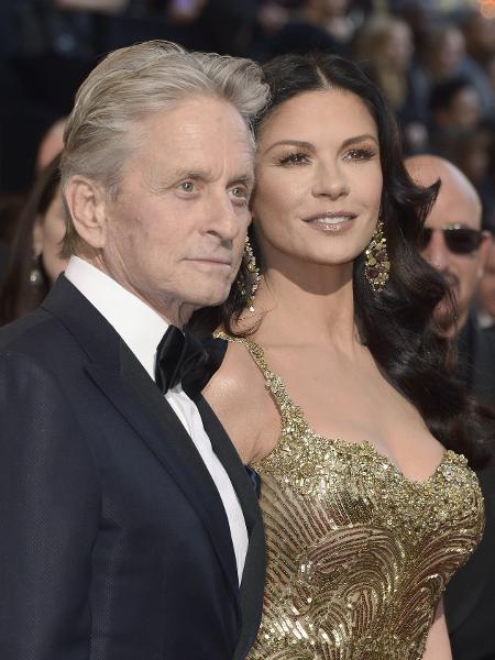 28.ago.2013 - Michael Douglas e a atriz Catherine Zeta-Jones na 85ª edição do Oscar - EFE /PAUL BUCK