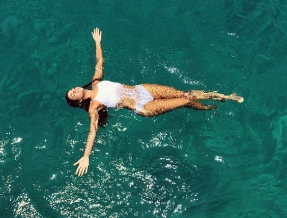 Em Fernando de Noronha, atriz Bruna Marquezine aparece tomando banho de mar e relaxando em um barco