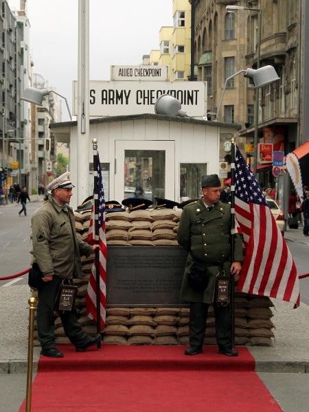 O tradicional Checkpoint Charlie, uma das mais famosas fronteiras estrangeiras para o setor Ocidental da época da Berlim dividida. - Eduardo Vessoni/UOL