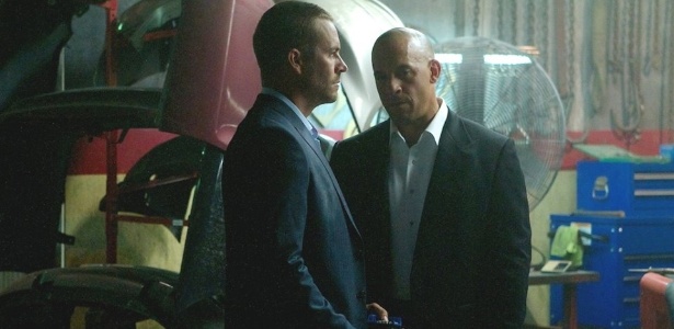 Vin Diesel ao lado de Paul Walker em cena de "Velozes e Furiosos 7"