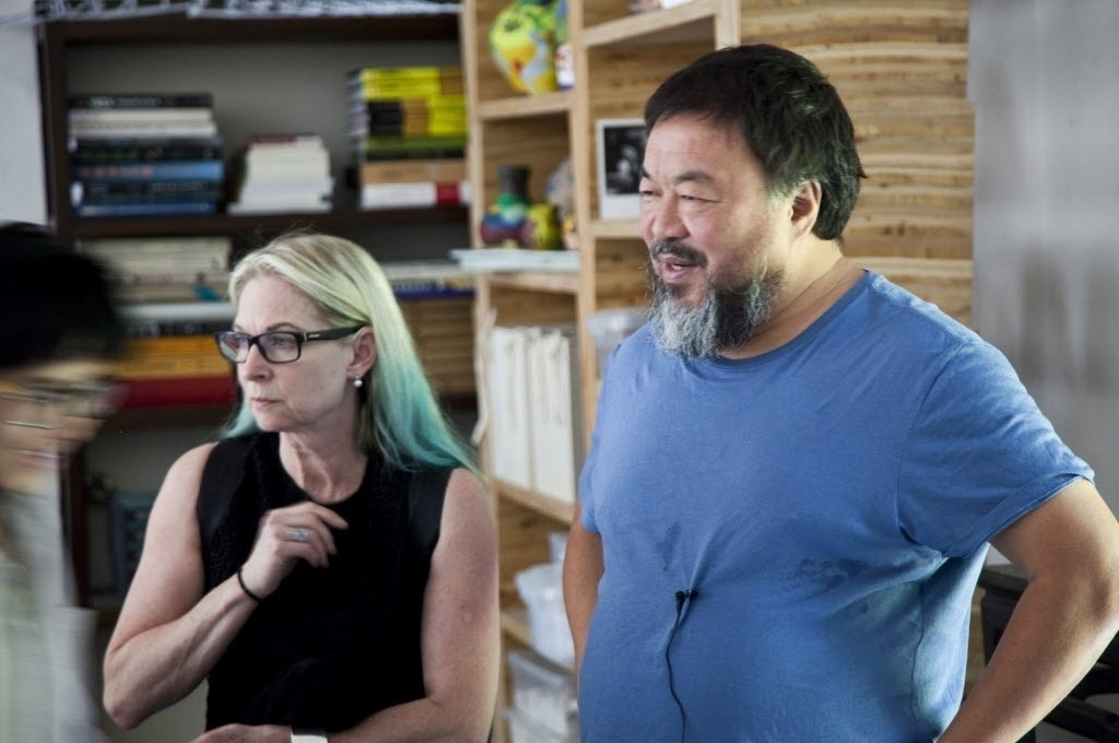 24.set.2014 - Ai Wei Wei com a diretora executiva da fundação FOR-SITE, Cheryl Haines, responsável pela exposição - Jan Stuermann/EFE