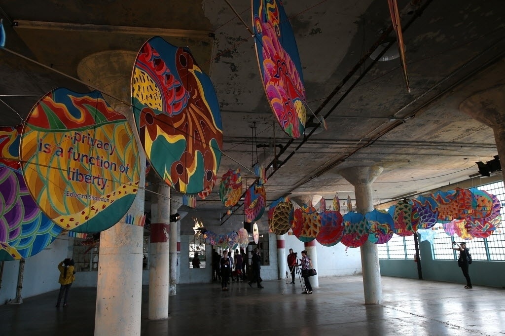 25.set.2014 - Exposição do dissidente chinês Ai Wei Wei que será aberta ao público em 27 de setembro em Alcatraz, famoso presídio desativado localizado em uma ilha próximo à costa de São Francisco. A exposição é composta por sete instalações em quatro lugares diferentes da ilha, que exploram os direitos humanos e a liberdade de expressão através de esculturas, som e obras de diferentes mídias - Justin Sullivan/AFP