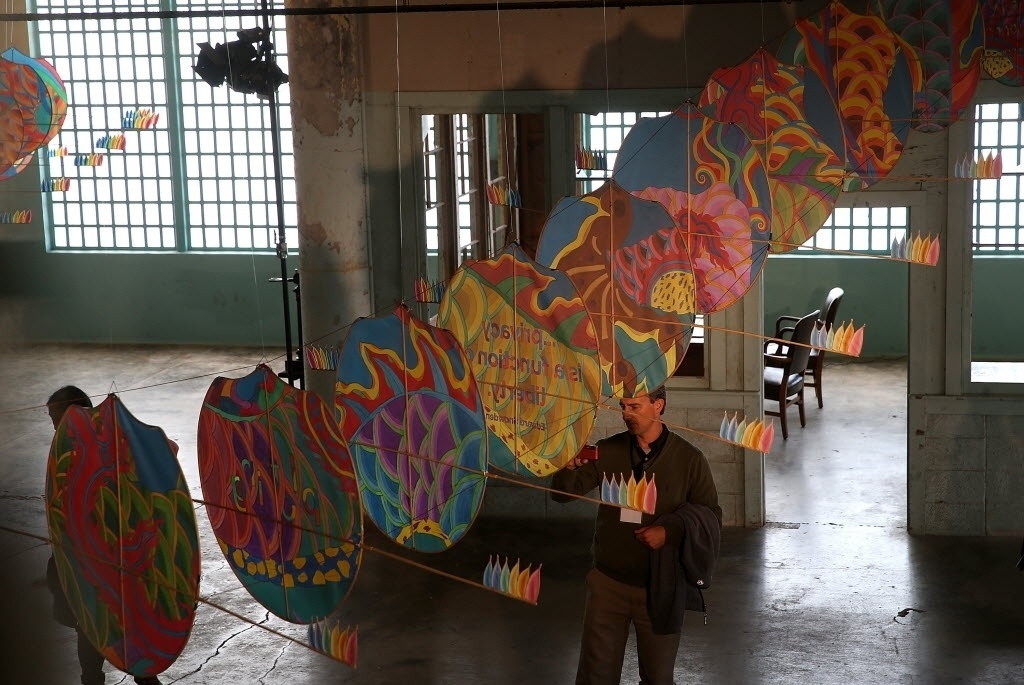 25.set.2014 - Exposição do dissidente chinês Ai Wei Wei que será aberta ao público em 27 de setembro em Alcatraz, famoso presídio desativado localizado em uma ilha próximo à costa de São Francisco. A exposição é composta por sete instalações em quatro lugares diferentes da ilha, que exploram os direitos humanos e a liberdade de expressão através de esculturas, som e obras de diferentes mídias - Justin Sullivan/AFP