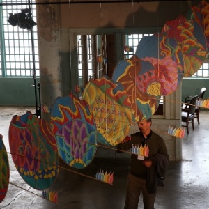 25.set.2014 - Exposição do dissidente chinês Ai Wei Wei que será aberta ao público em 27 de setembro em Alcatraz, famoso presídio desativado localizado em uma ilha próximo à costa de São Francisco. A exposição é composta por sete instalações em quatro lugares diferentes da ilha, que exploram os direitos humanos e a liberdade de expressão através de esculturas, som e obras de diferentes mídias - Justin Sullivan/AFP