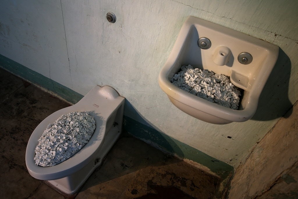 25.set.2014 - Exposição do dissidente chinês Ai Wei Wei que será aberta ao público em 27 de setembro em Alcatraz, famoso presídio desativado localizado em uma ilha próximo à costa de São Francisco. A exposição é composta por sete instalações em quatro lugares diferentes da ilha, que exploram os direitos humanos e a liberdade de expressão através de esculturas, som e obras de diferentes mídias - Justin Sullivan/AFP