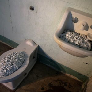 25.set.2014 - Exposição do dissidente chinês Ai Wei Wei que será aberta ao público em 27 de setembro em Alcatraz, famoso presídio desativado localizado em uma ilha próximo à costa de São Francisco. A exposição é composta por sete instalações em quatro lugares diferentes da ilha, que exploram os direitos humanos e a liberdade de expressão através de esculturas, som e obras de diferentes mídias - Justin Sullivan/AFP