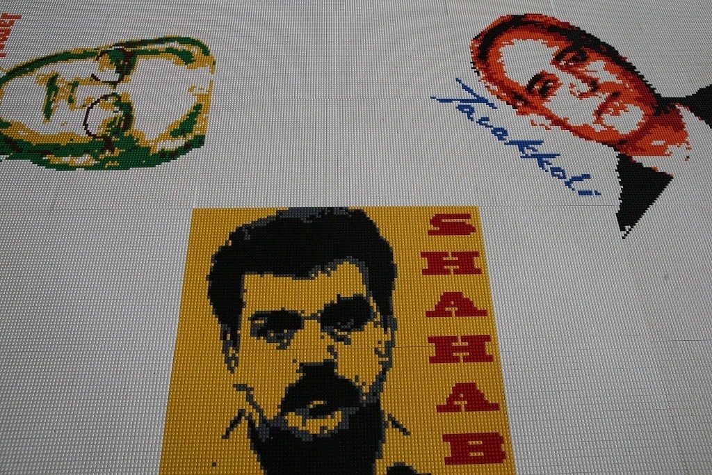 25.set.2014 - Exposição do dissidente chinês Ai Wei Wei que será aberta ao público em 27 de setembro em Alcatraz, famoso presídio desativado localizado em uma ilha próximo à costa de São Francisco. A exposição é composta por sete instalações em quatro lugares diferentes da ilha, que exploram os direitos humanos e a liberdade de expressão através de esculturas, som e obras de diferentes mídias - Justin Sullivan/AFP