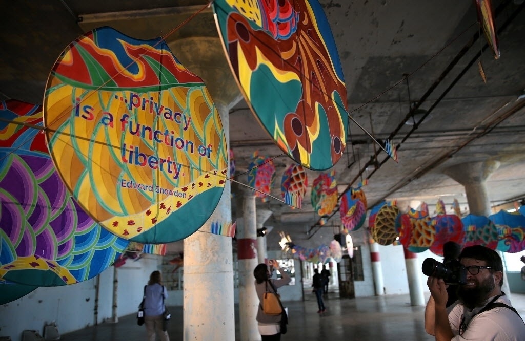 25.set.2014 - Exposição do dissidente chinês Ai Wei Wei que será aberta ao público em 27 de setembro em Alcatraz, famoso presídio desativado localizado em uma ilha próximo à costa de São Francisco. A exposição é composta por sete instalações em quatro lugares diferentes da ilha, que exploram os direitos humanos e a liberdade de expressão através de esculturas, som e obras de diferentes mídias - Justin Sullivan/AFP