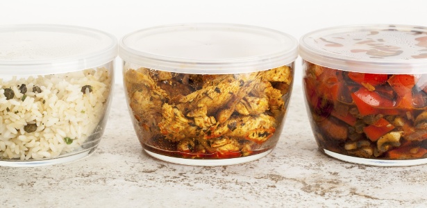 Coloque em potes de vidro os alimentos preparados como as sobras das refeições - Getty Images