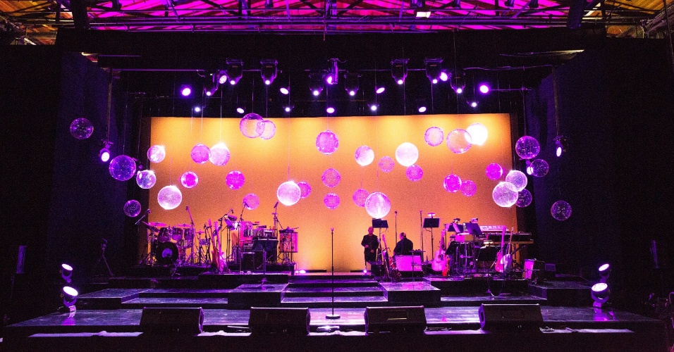 23.set.2014- Bolas de acrílico, jogo de luzes coloridas e banda no centro do palco deram um toque de modernidade ao programa