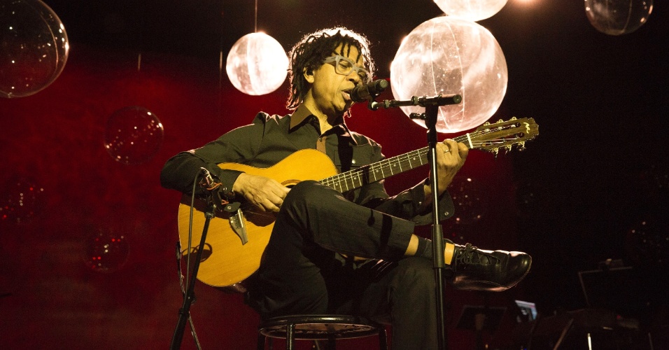 23.set.2014- Com seu inseparável violão, o cantor Djavan cantou um dos seus maiores sucessos: "Oceano"